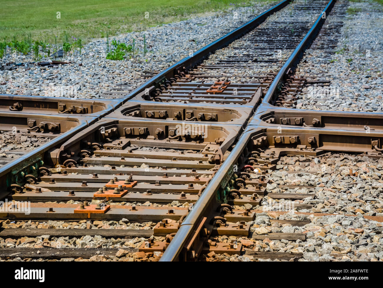 Une vue vers le bas de la voie du train à l'équipement de commutation des  trains guide d'une piste à une autre, dans une atmosphère, dans le  Mississipi, USA Photo Stock -