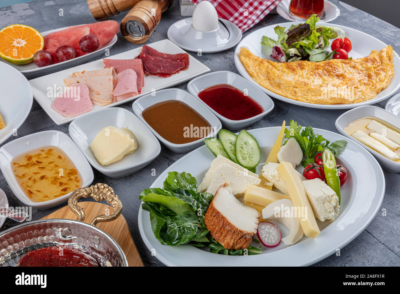 Table de petit-déjeuner turc traditionnel (Serpme Kahvalti). Petit-déjeuner de style turc. Banque D'Images