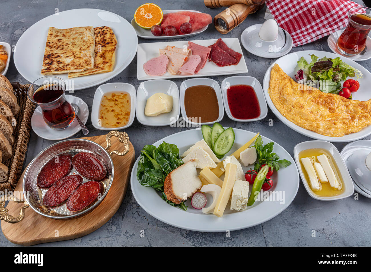 Table de petit-déjeuner turc traditionnel (Serpme Kahvalti). Petit-déjeuner de style turc. Banque D'Images