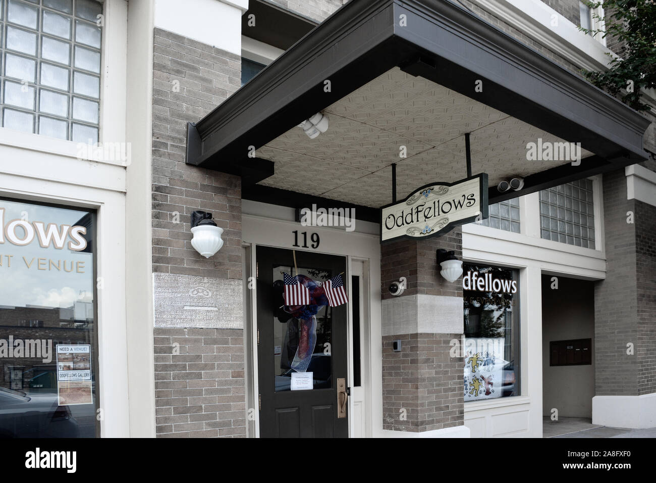 Avant l'entrée de la galerie d'Art OddFellows et lieu d'événements, un important édifice historique qui a été rénové au centre-ville de Hattiesburg, MS Banque D'Images