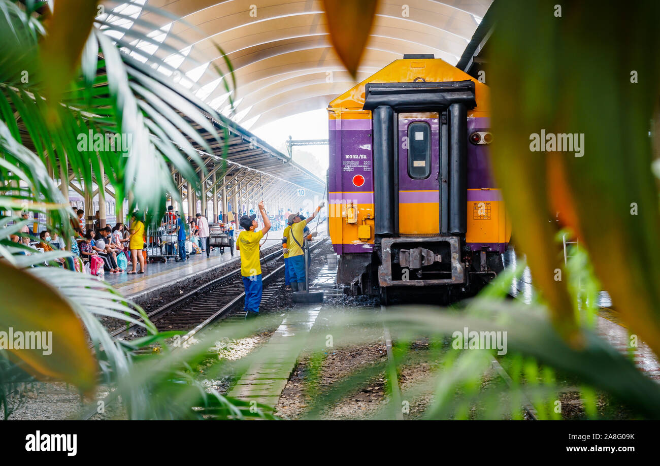 Bangkok, Thaïlande - 25 mai 2019 : Un employé se lave une voiture à voyageurs at Hua Lamphong, un groupe de travailleurs se lave les voitures de train principal à Bangkok Banque D'Images