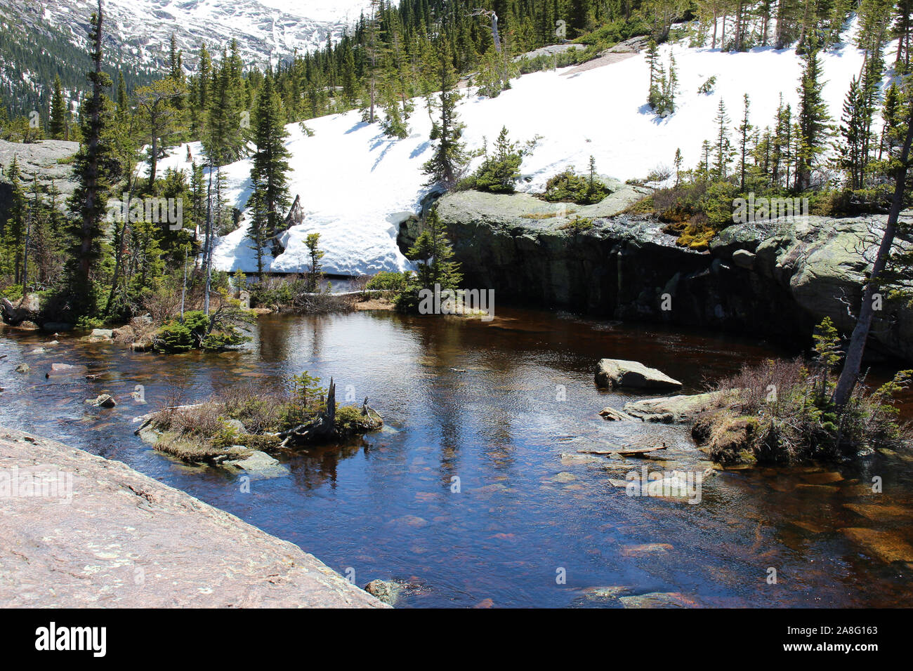 Glacier Creek qui se jette dans le lac Mills dans la région de Rocky Mountain National Park, Colorado, USA Banque D'Images