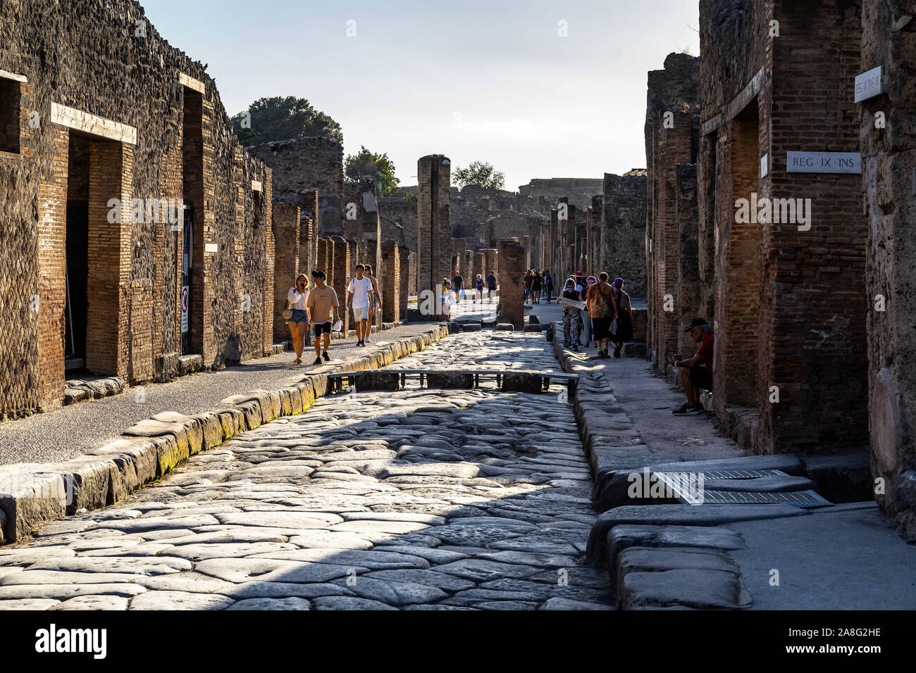 Via dell'abbondanza est une pierre de la rue pavée pittoresque la ville romaine de Pompéi, un UNESCO World Heritage Site. Pompéi, Campanie, Italie, Octobre 2019 Banque D'Images