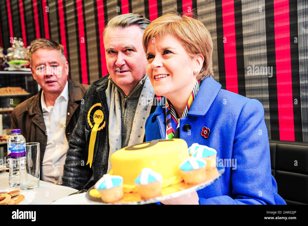 Alloa, UK. Nov 6, 2019. Premier ministre Nicola Sturgeon, Keith Brown (RL), John Nicolson (L) est titulaire d'un gâteau décoré de SNP vers presse pendant la campagne électorale de John Nicolson avant les élections générales de 2019. Crédit : Stewart Kirby/SOPA Images/ZUMA/Alamy Fil Live News Banque D'Images