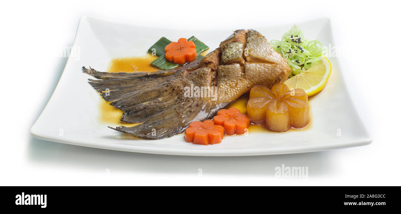 Queue de saumon dans la sauce de soja japonaise Soupe légumes décorer style fusion carotte citron et sculpté,vue latérale Banque D'Images