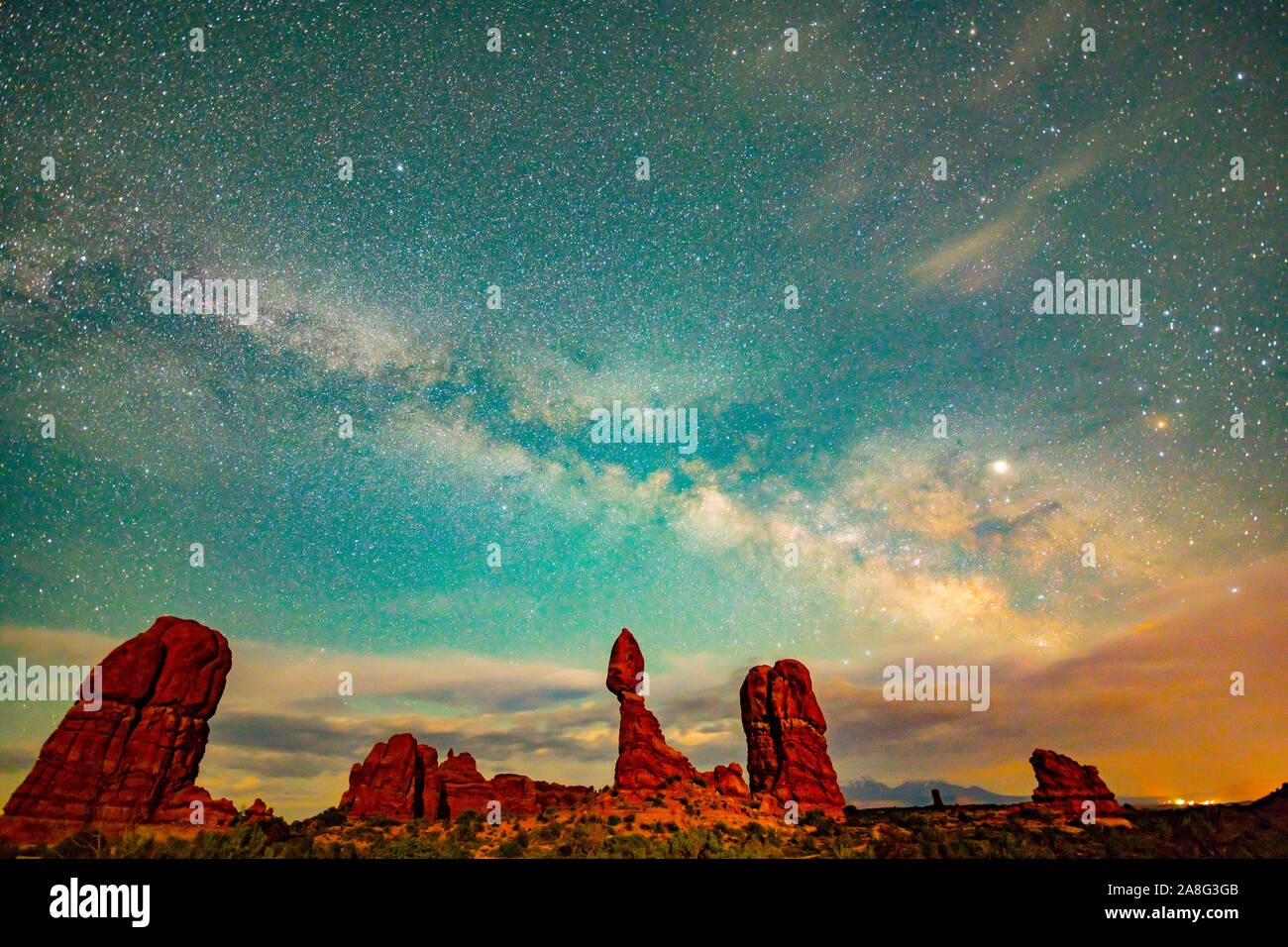 Balanced Rock et Milky Way, Arches National Park, Utah lumières de Moab, Utah à proximité Banque D'Images