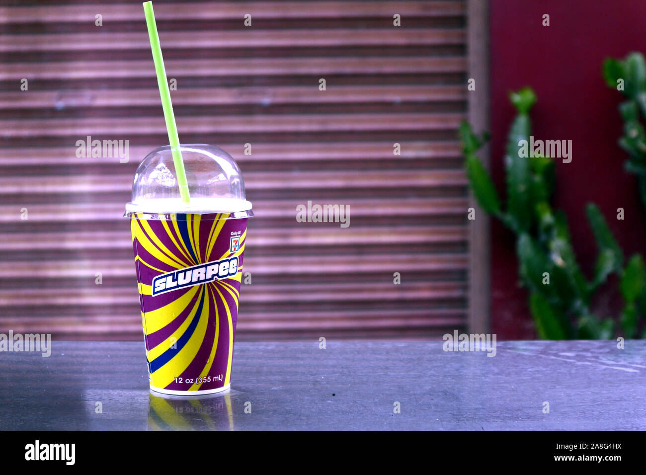 ANTIPOLO CITY, PHILIPPINES - le 2 novembre 2019 : une tasse de jus de boisson froide populaires bien connus d'un dépanneur sur une table. Banque D'Images