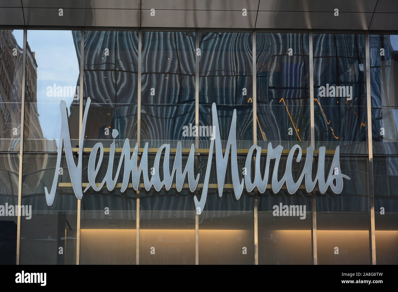 NEW YORK, NY - 05 NOV 2019 : Gros plan de l'Neiman-Marcus signe sur l'emplacement de grands magasins de luxe à Hudson Yards, Manhattan. Banque D'Images