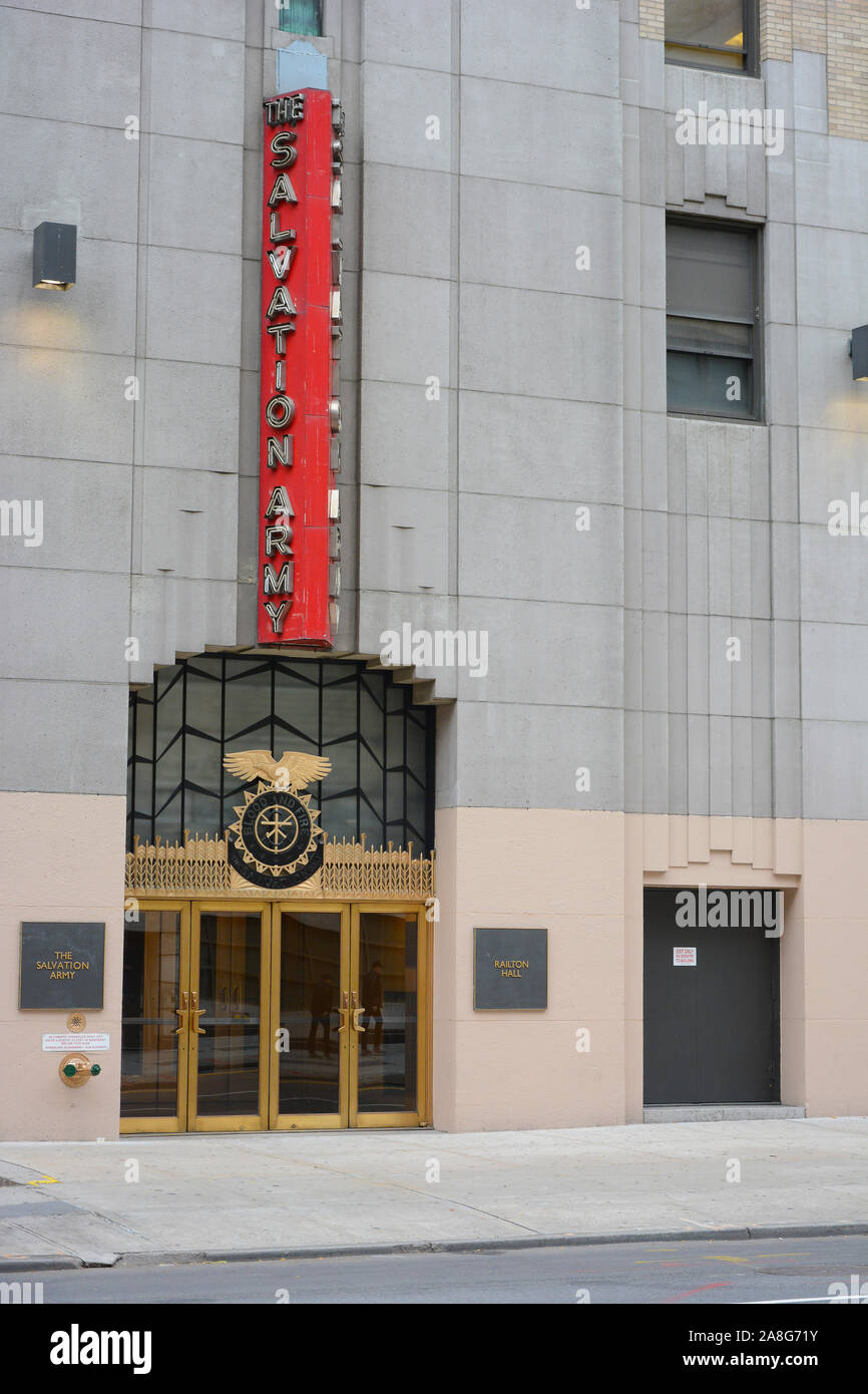 NEW YORK, NY - 05 NOV 2019 : Le siège de l'exécutif de l'Armée du Salut et l'entrée sur la 14e session Street à Manhattan. Banque D'Images