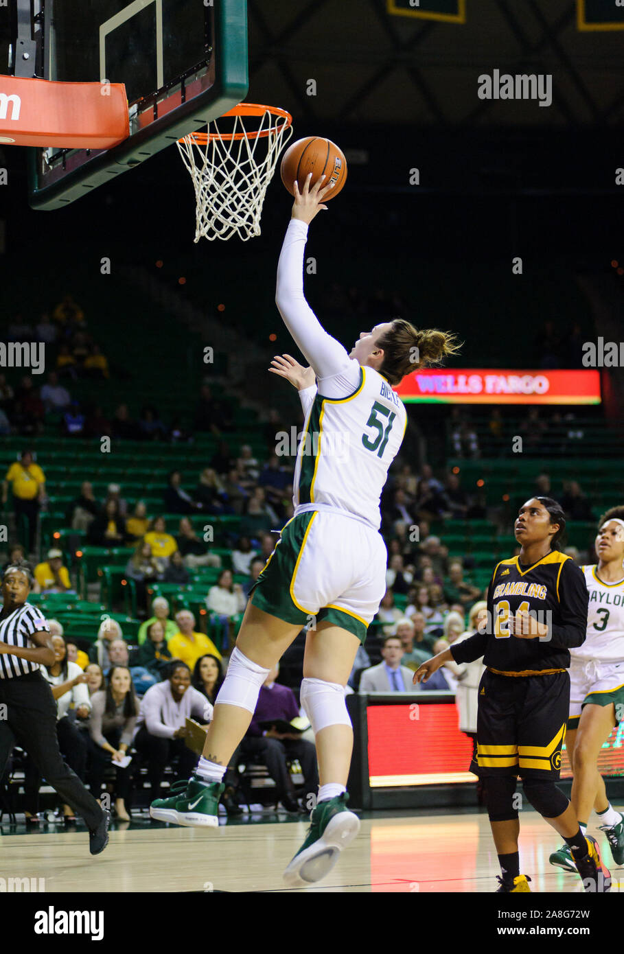 Waco, Texas, USA. Nov 8, 2019. Dame Baylor Bears avant Caitlin Bickle (51) monte d'un layup durant la 2e moitié du basket-ball match entre Grambling Tigers et la dame à la Baylor Bears Ferrell Centre à Waco, au Texas. Matthew Lynch/CSM/Alamy Live News Banque D'Images