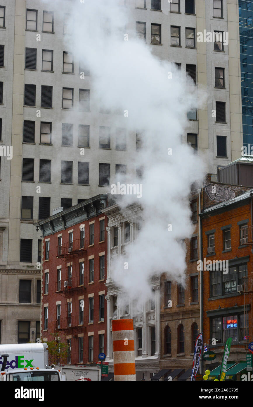 NEW YORK, NY - 05 NOV 2019 : vapeur passant d'un tuyau dans le quartier financier de Manhattan. Banque D'Images