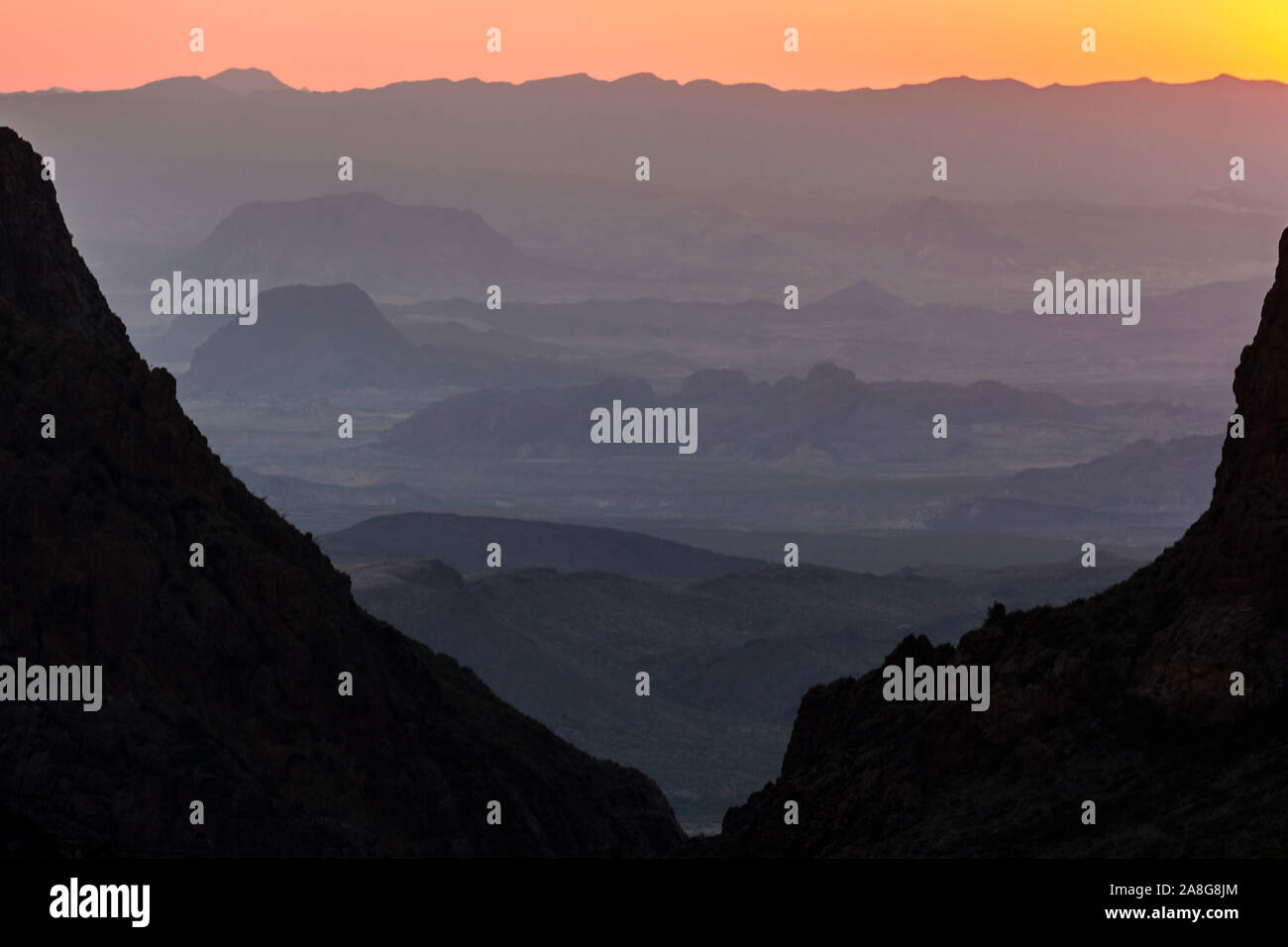 Coucher du soleil à la fenêtre dans le parc national Big Bend au Texas. Banque D'Images