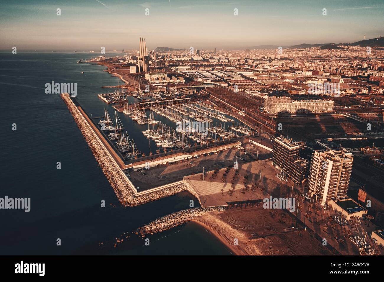 Vue aérienne de la jetée de la côte de Barcelone en Espagne au lever du soleil Banque D'Images