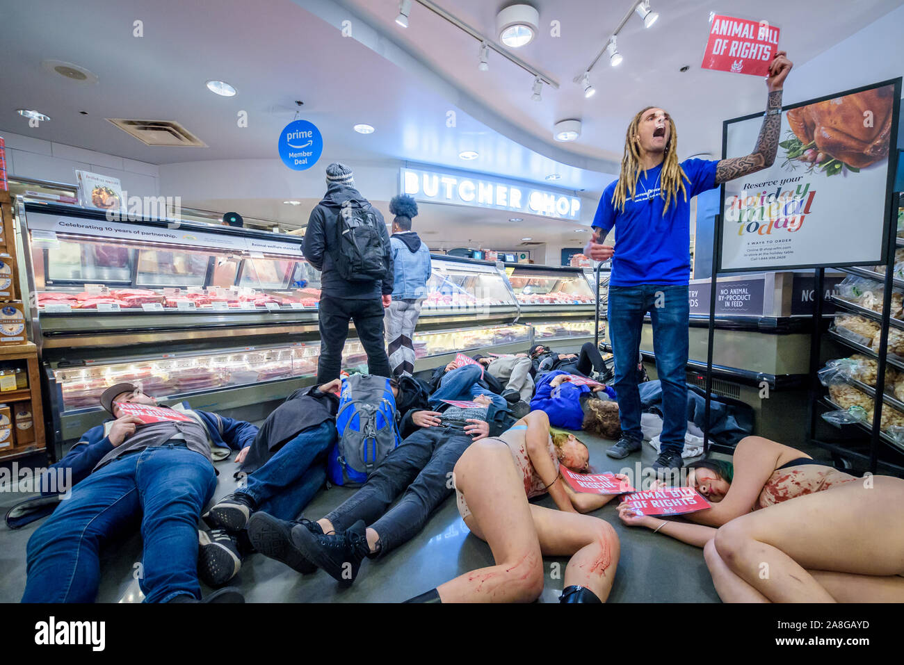 New York, USA. Nov 8, 2019. Les militants de la libération animale avec la base du réseau des droits des animaux partout l'Action Directe (DxE) perturbé le statu quo à l'intérieur d'aliments entiers, une entreprise appartenant à Amazon, la mise en scène d'une matrice-en à la viande ministère le 8 novembre 2019, afin d'attirer l'attention sur un projet de déclaration des droits des animaux connus sous le nom de la Rose et du droit à la mort de milliards d'autres animaux en ciblant la pratique d'affaires/consumptionresponsible à ces décès, dans un effort pour restaurer l'individualité pour les animaux vendus comme chair. Crédit : Erik McGregor/ZUMA/Alamy Fil Live News Banque D'Images