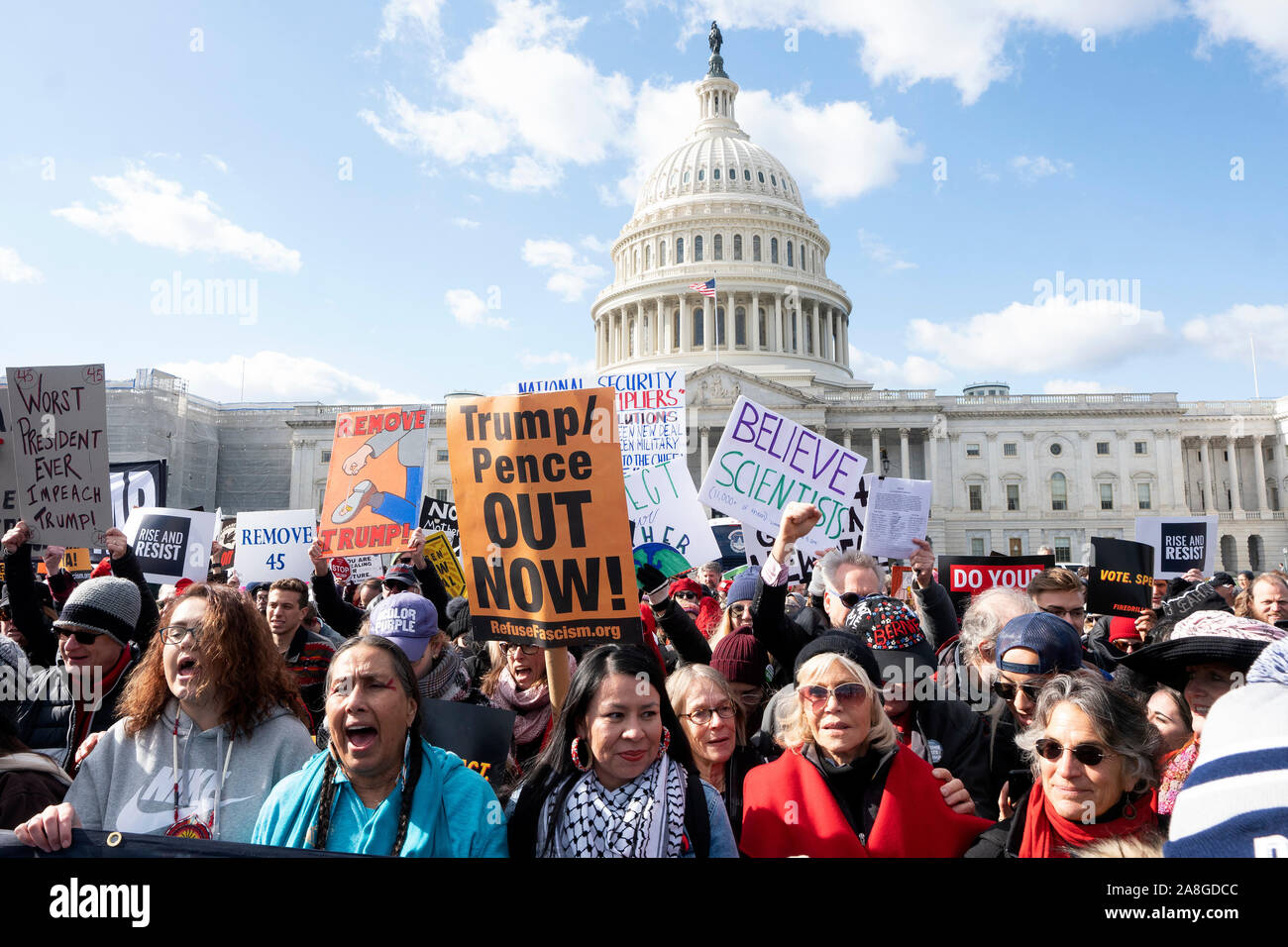 L'actrice et activiste politique, Jane Fonda, rejoint par Ben Cohen et Jerry Greenfield de Ben et Jerry's Ice Cream, participe à une protestation du climat sur la colline du Capitole à Washington, DC, États-Unis, le vendredi, Novembre 8, 2019. Puis les militants ont défilé à la Maison Blanche pour attirer l'attention sur la nécessité de s'attaquer au changement climatique. Credit : Stefani Reynolds/CNP /MediaPunch Banque D'Images