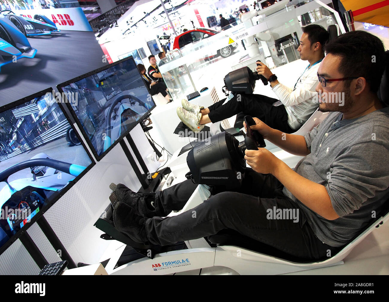 Shanghai, Chine. Nov 8, 2019. Les visiteurs font l'expérience ABB's digital système de convoyeur pour automobile pendant la deuxième Chine Importation International Expo (CIEE) à Shanghai, la Chine orientale, le 8 novembre, 2019. De nombreuses entreprises qui ont assisté à la première de l'année dernière CIEE est revenu cette année, dans l'espoir d'élargir le marché mondial via l'expo. Crédit : Chen Fei/Xinhua/Alamy Live News Banque D'Images