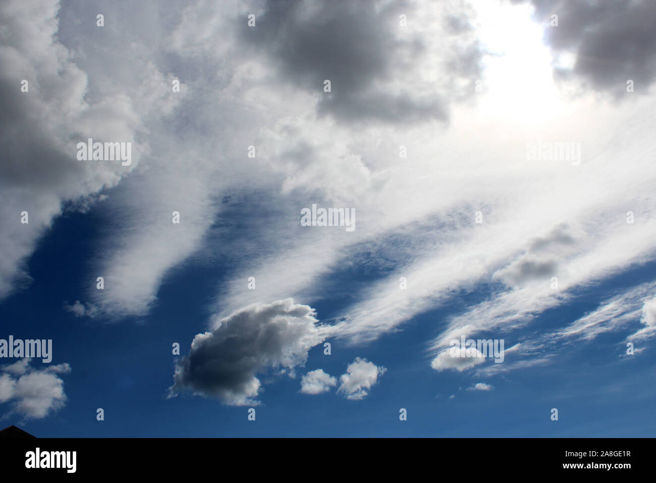 Blanc moelleux cumulus avec cumulostratus formations sur un après-midi de printemps sont en opposition contre le bleu azur du ciel australien de la création d'un design. Banque D'Images