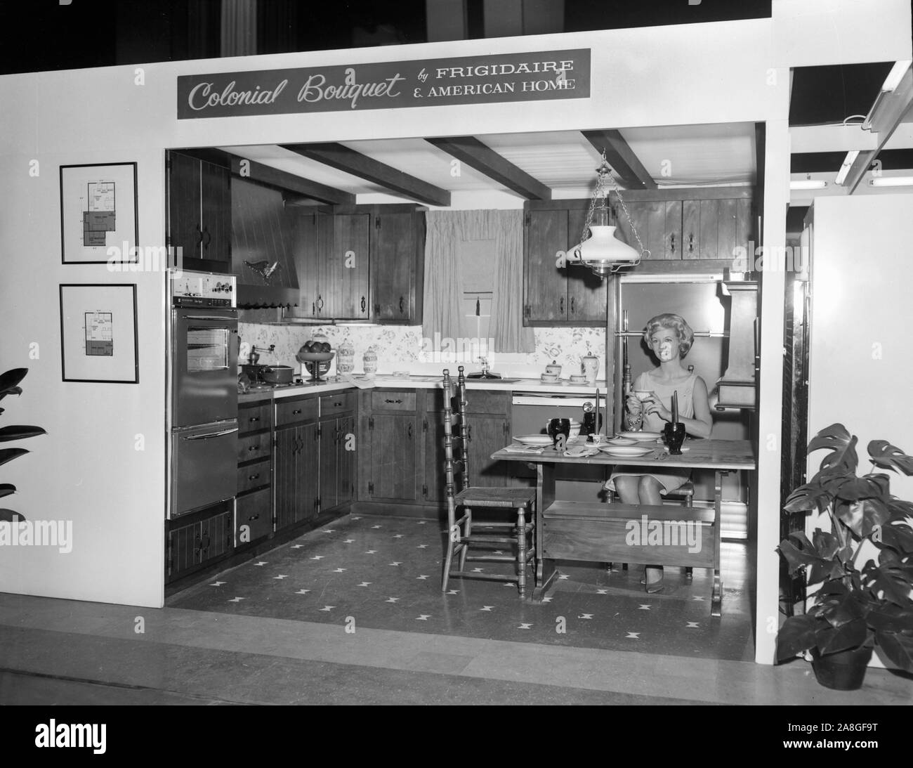 Un modèle montre une cuisine de style colonial au cours d'une convention de rénovation à Chicago, ca. 1961. Banque D'Images