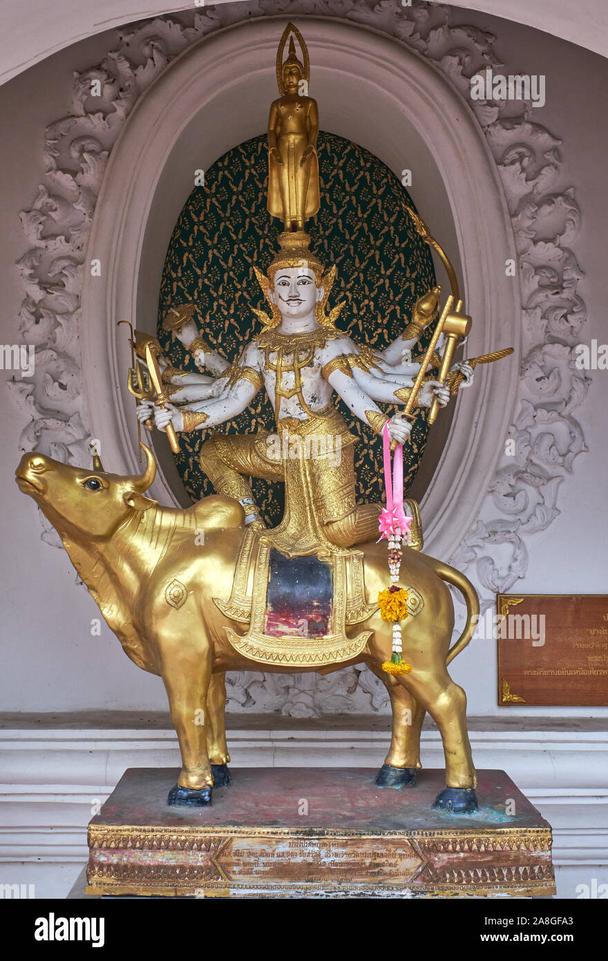 Une statue de Phra Pathom Chedi, Nakhon Pathom, Thaïlande, représentant un taureau chevauché par une déité avec de nombreux symboles hindous, sur laquelle se tient le Bouddha Banque D'Images