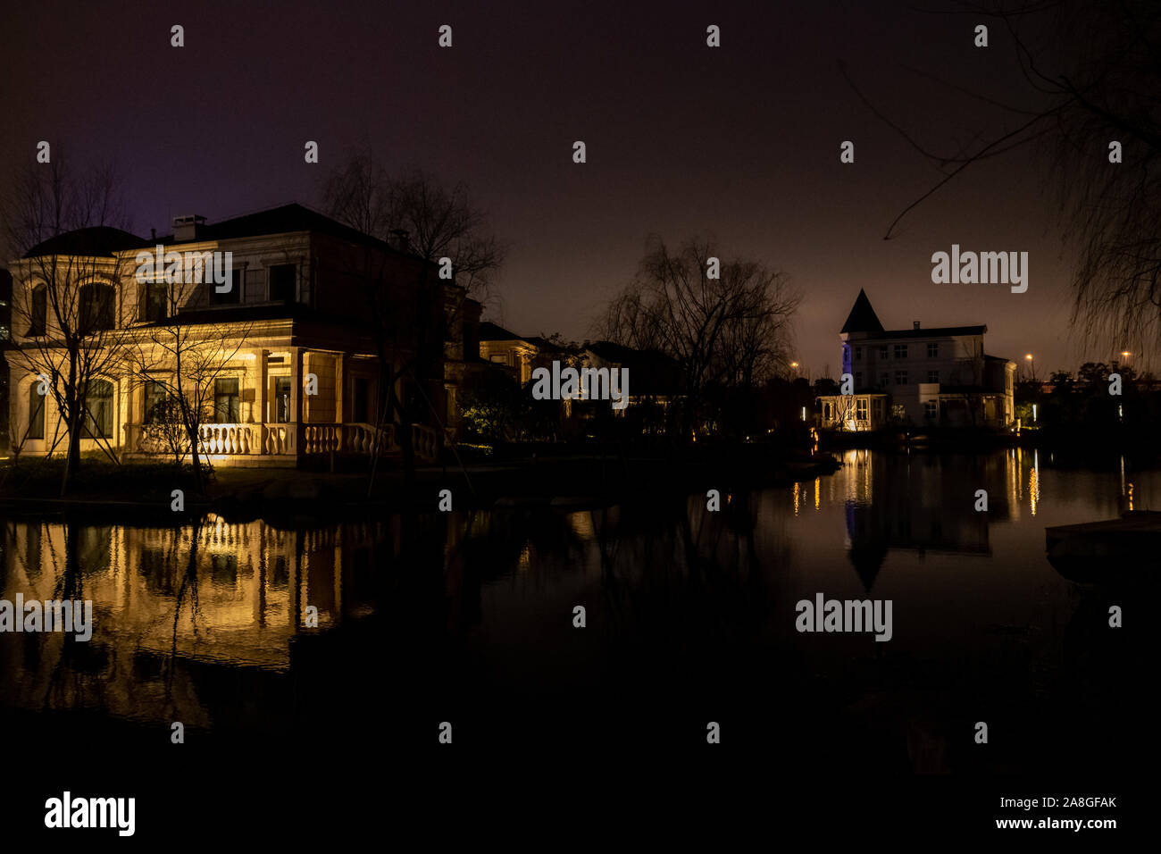 Villas exclusives sur le lac, sombre nuit , spooky, architecture Banque D'Images