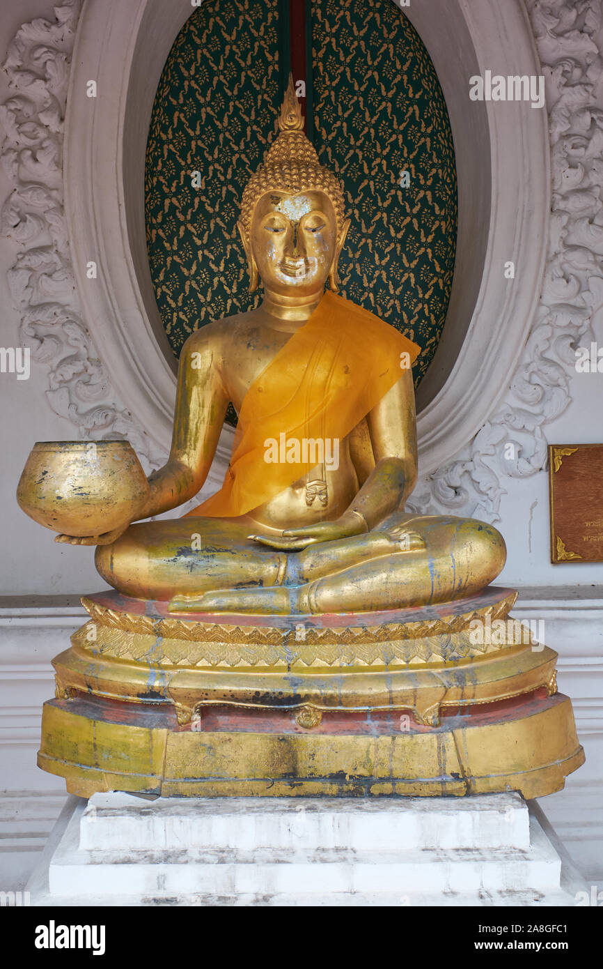 Une statue de Phra Pathom Chedi, Nakhon Pathom, Thaïlande, représentant un Bouddha assis avec un bol d'aumône, tel qu'il est utilisé à ce jour par les moines bouddhistes thaïlandais Banque D'Images