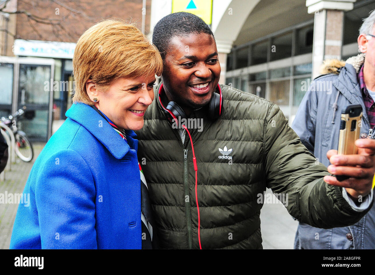 Alloa, UK. 06 Nov, 2019. Premier ministre Nicola Sturgeon prend un avec ses partisans selfies lors d'une campagne électorale de SNP John Nicolson avant les élections générales de 2019. Credit : SOPA/Alamy Images Limited Live News Banque D'Images