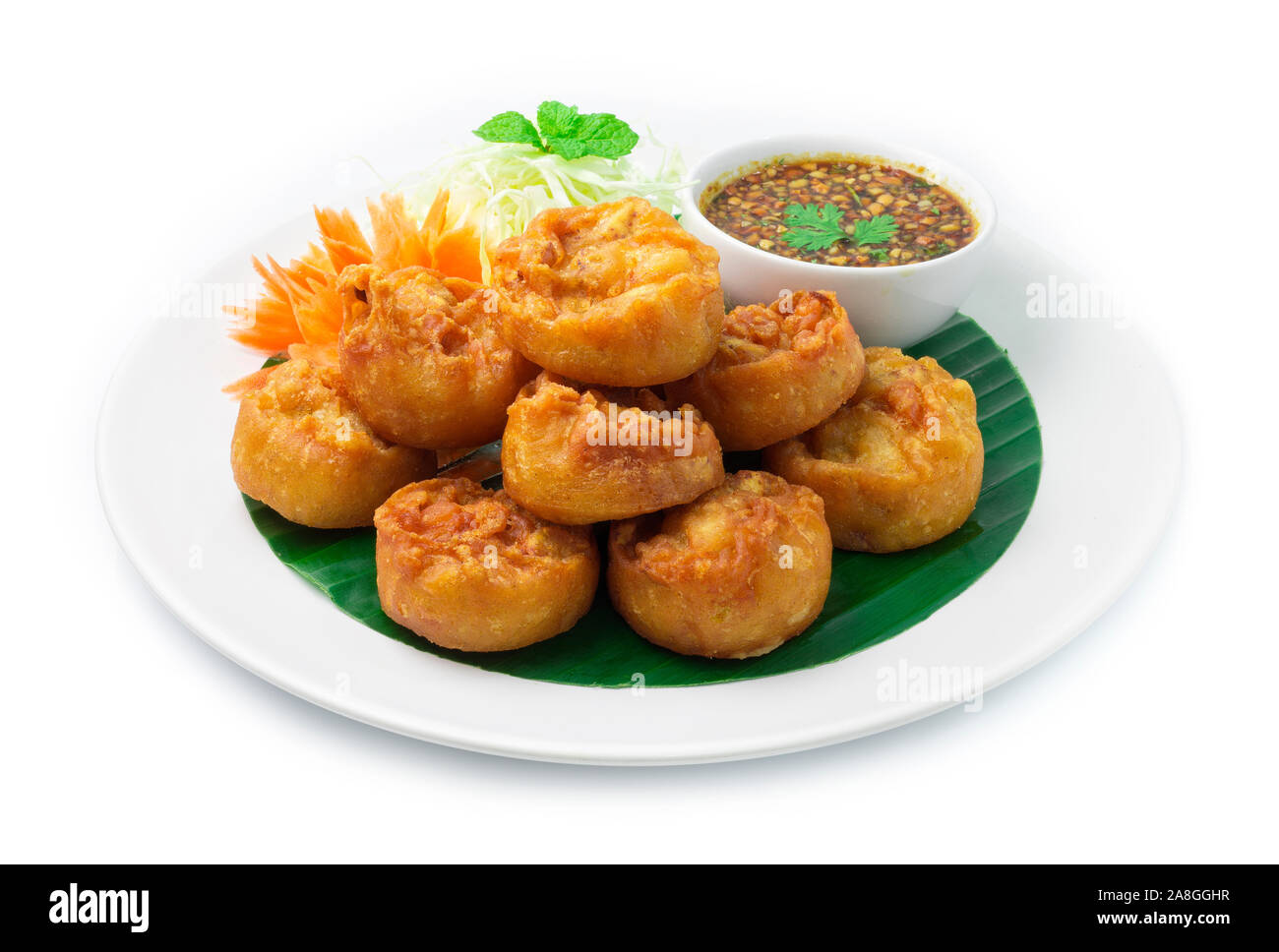 Taro frit Cake végétarien (Zhu Jiao Quan) servi avec sauce piment doux haché d'Arachide mix plat , Appitizer pause cuisine chinoise et Thai Banque D'Images