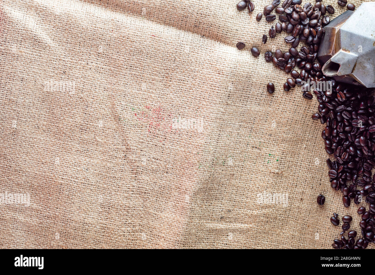 Les grains de café et espresso pot isolé sur fond de toile. Arrière-plan ou de la texture pour un café dans un style rustique. Banque D'Images