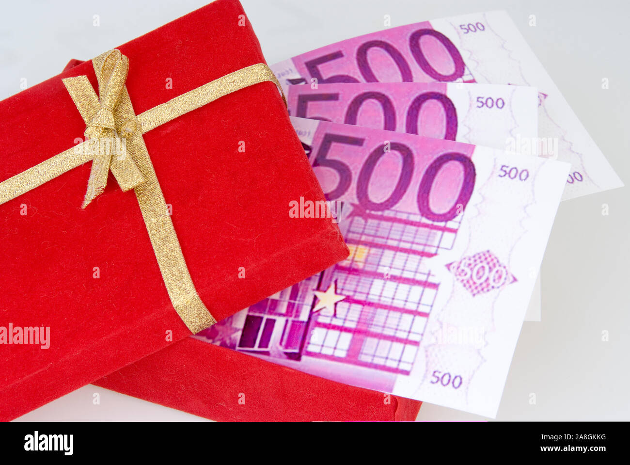 Symbolbild, Geldgeschenk Geschenkkarton,,, Meteo Contactez-goldene Schleife, 500er Euro Banknoten, Banque D'Images