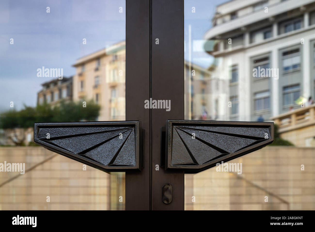 Les poignées de porte Art Déco du Casino Municipal de Biarritz. Ce bâtiment a été construit par l'architecte Alfred Laulhé en 1929. Banque D'Images