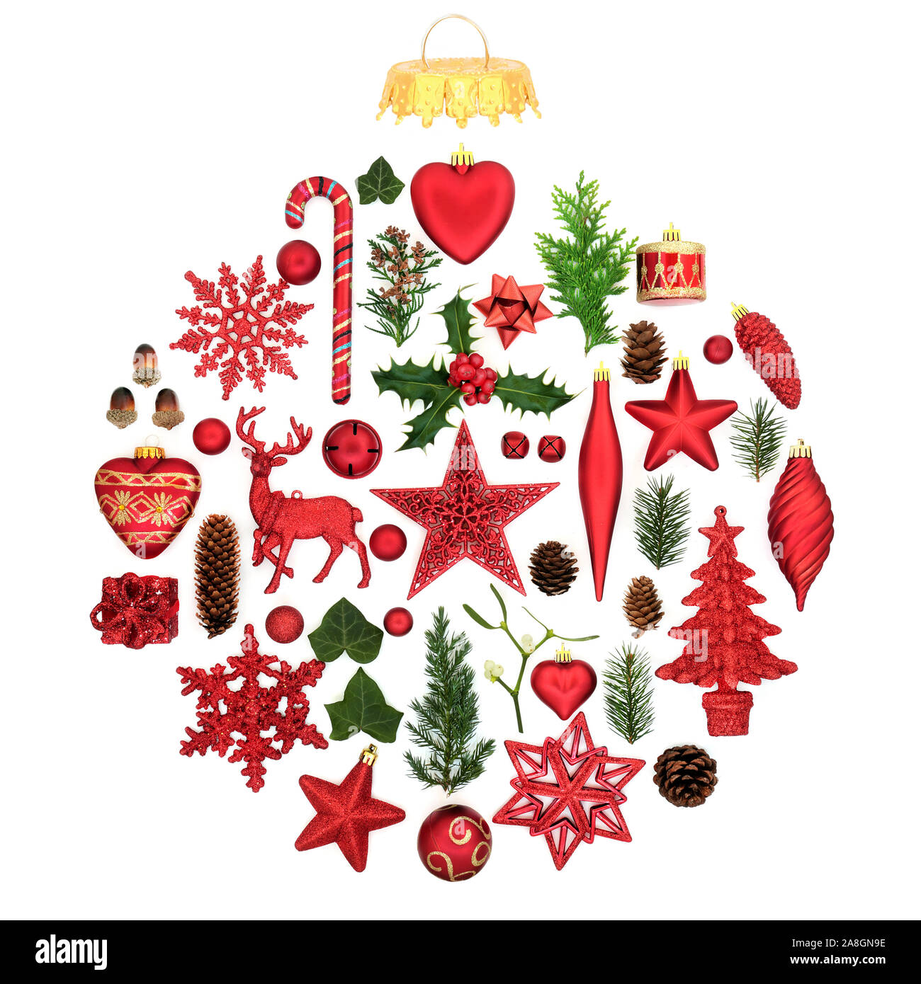 Décorations de Noël et d'hiver de flore formant un ornement babiole abstraite sur fond blanc. Symbole traditionnel pour les fêtes. Banque D'Images