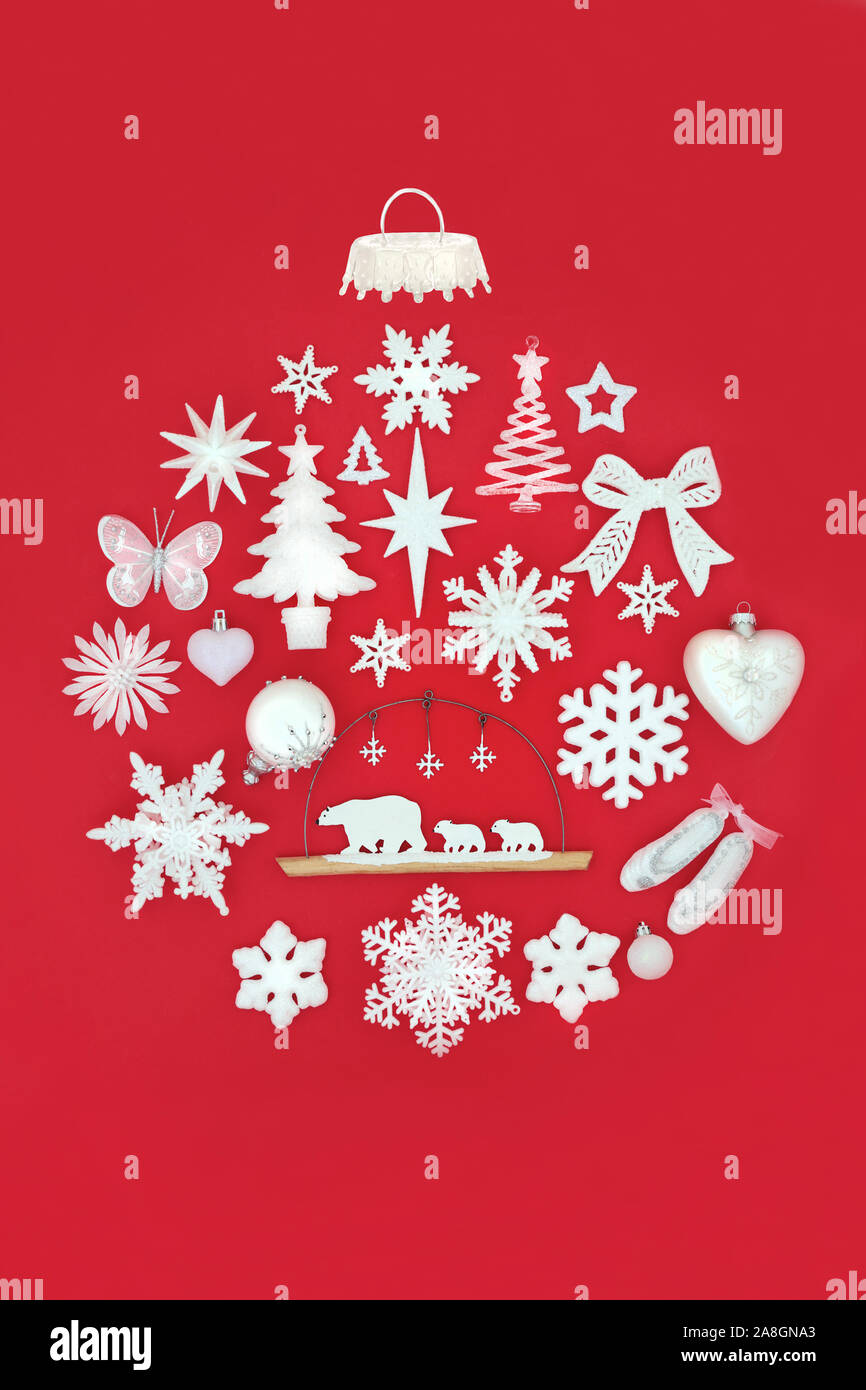 Décorations de Noël formant un ornement babiole abstraite sur fond rouge. Symbole traditionnel pour les fêtes. Banque D'Images