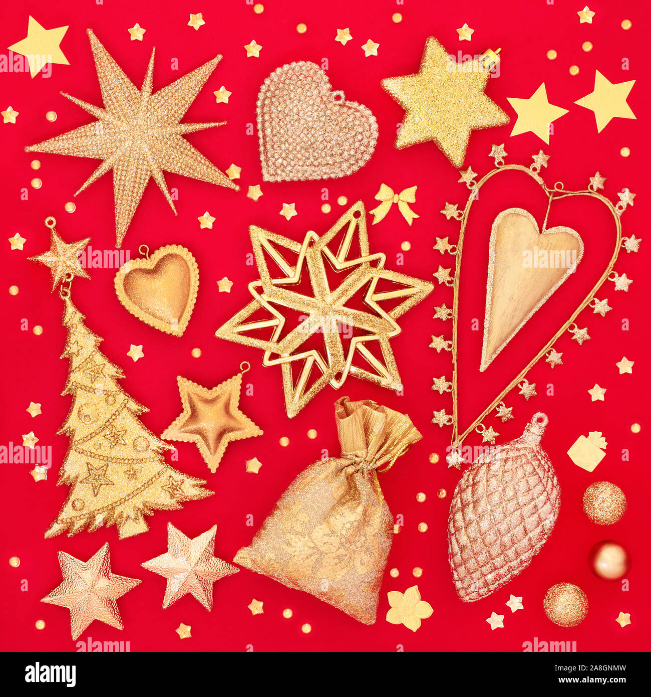 Arbre de Noël décorations babiole en or sur fond rouge. Carte de vœux traditionnels pour les fêtes. Banque D'Images