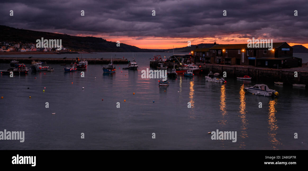 Lyme Regis, dans le Dorset, UK. 9 novembre 2019. Météo France : Moody nuages de tempête de recueillir plus de la Cobb à Lyme Regis. Credit : Celia McMahon/Alamy Live News. Banque D'Images