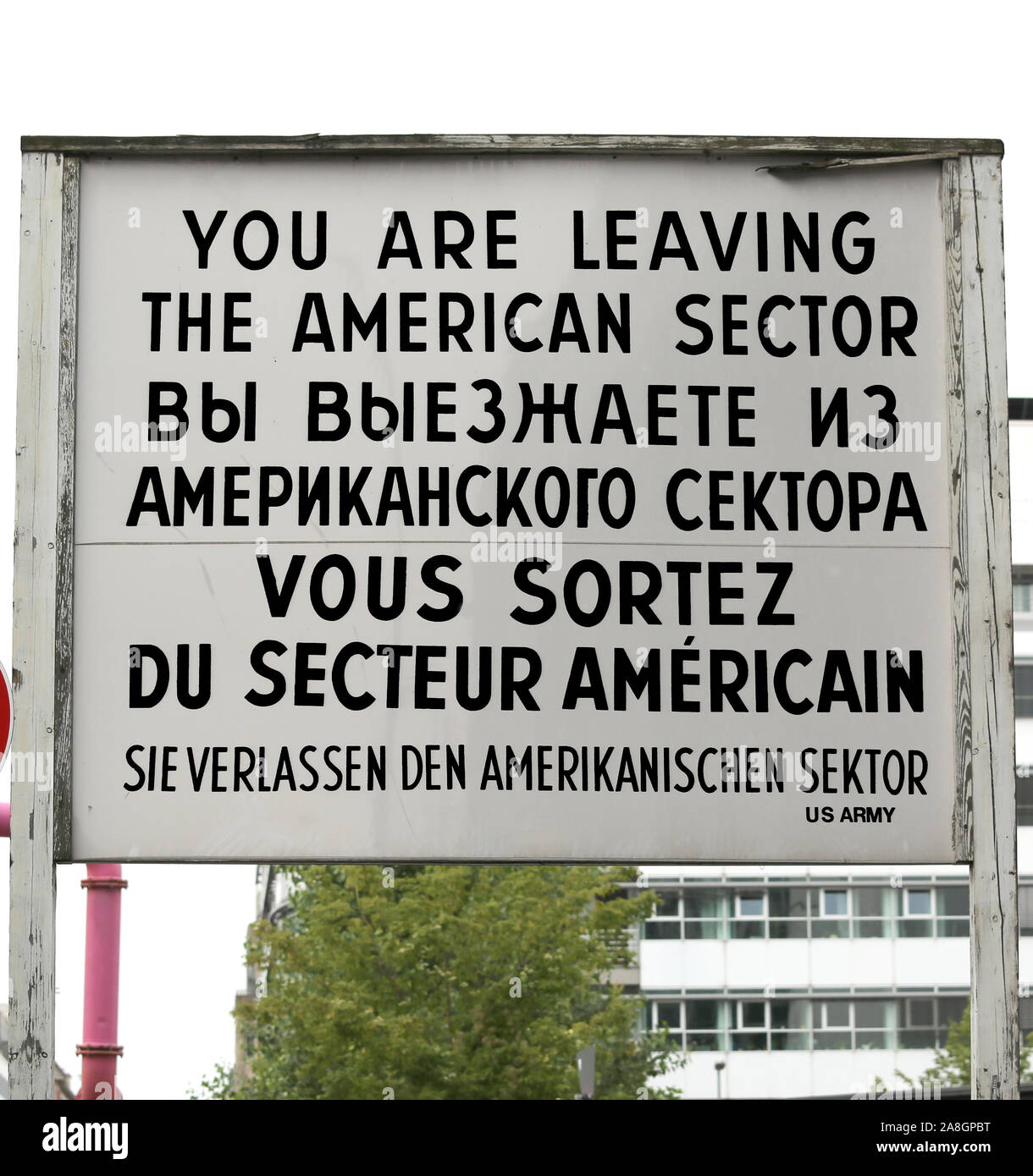 Inscrivez-vous à la frontière entre Berlin-Est et Berlin-Ouest appelé Check Point Charlie avec les inscriptions en russe, américain, français et allemand Banque D'Images