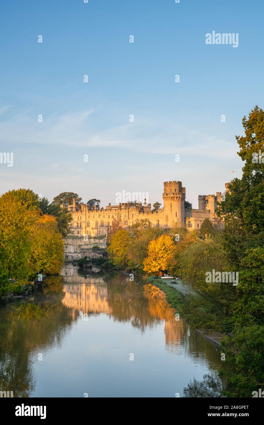 Le château de Warwick et la rivière Avon réflexions au lever du soleil à l'automne. Warwick, Warwickshire, Angleterre Banque D'Images