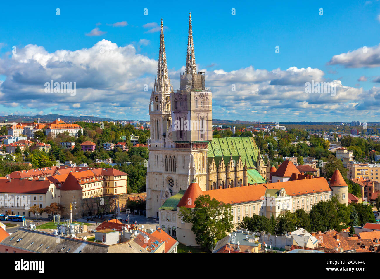 La cathédrale de Zagreb sur Kaptol. Vue aérienne de la place centrale de la ville de Zagreb. Capitale de la Croatie. Droit Banque D'Images