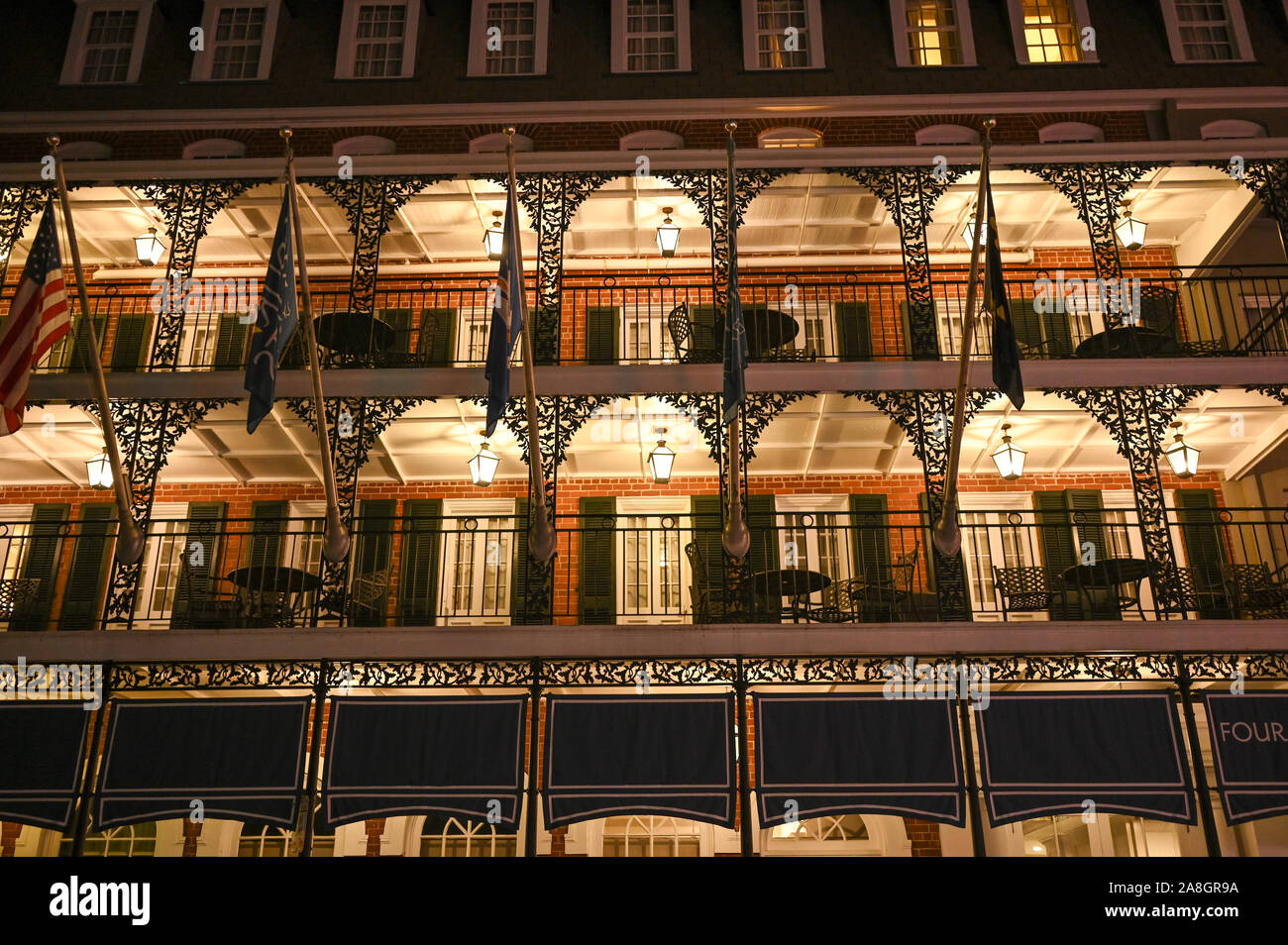 Four Points by Sheraton Hotel sur la rue Bourbon par nuit à La Nouvelle-Orléans. Cette rue historique dans le quartier français est célèbre pour sa vie nocturne. Banque D'Images
