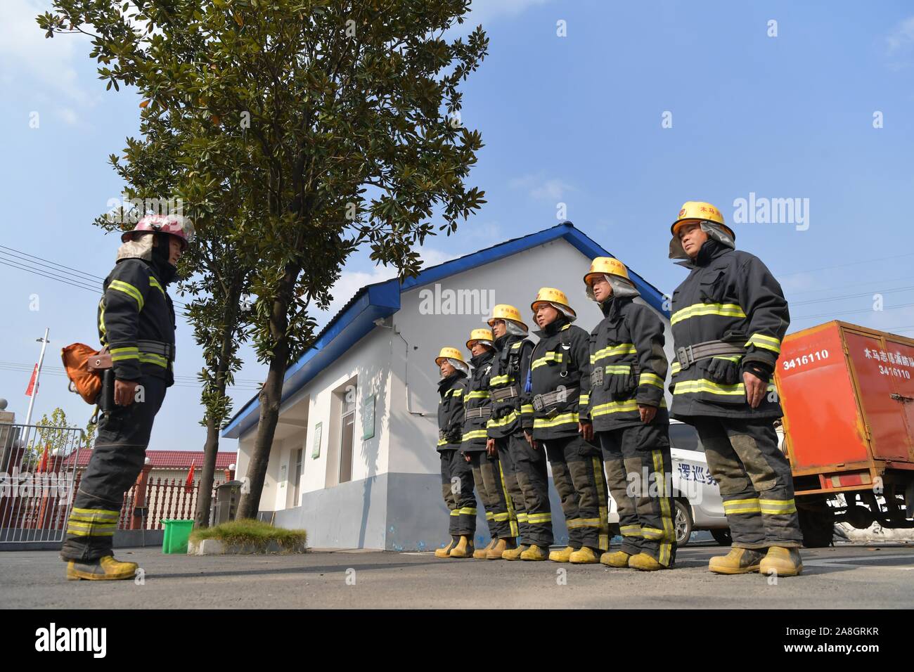 Pingxiang, Chine, province de Jiangxi. Nov 8, 2019. Les pompiers volontaires de participer à une formation en Muma Village de Damüls, est de la Chine dans la province de Jiangxi, du 8 novembre 2019. L'équipe de pompiers volontaires a répondu à plus de 50 urgences incendie et a rapporté plus de 100 les risques d'incendie potentiels depuis sa création il y a deux ans. Credit : Peng Zhaozhi/Xinhua/Alamy Live News Banque D'Images