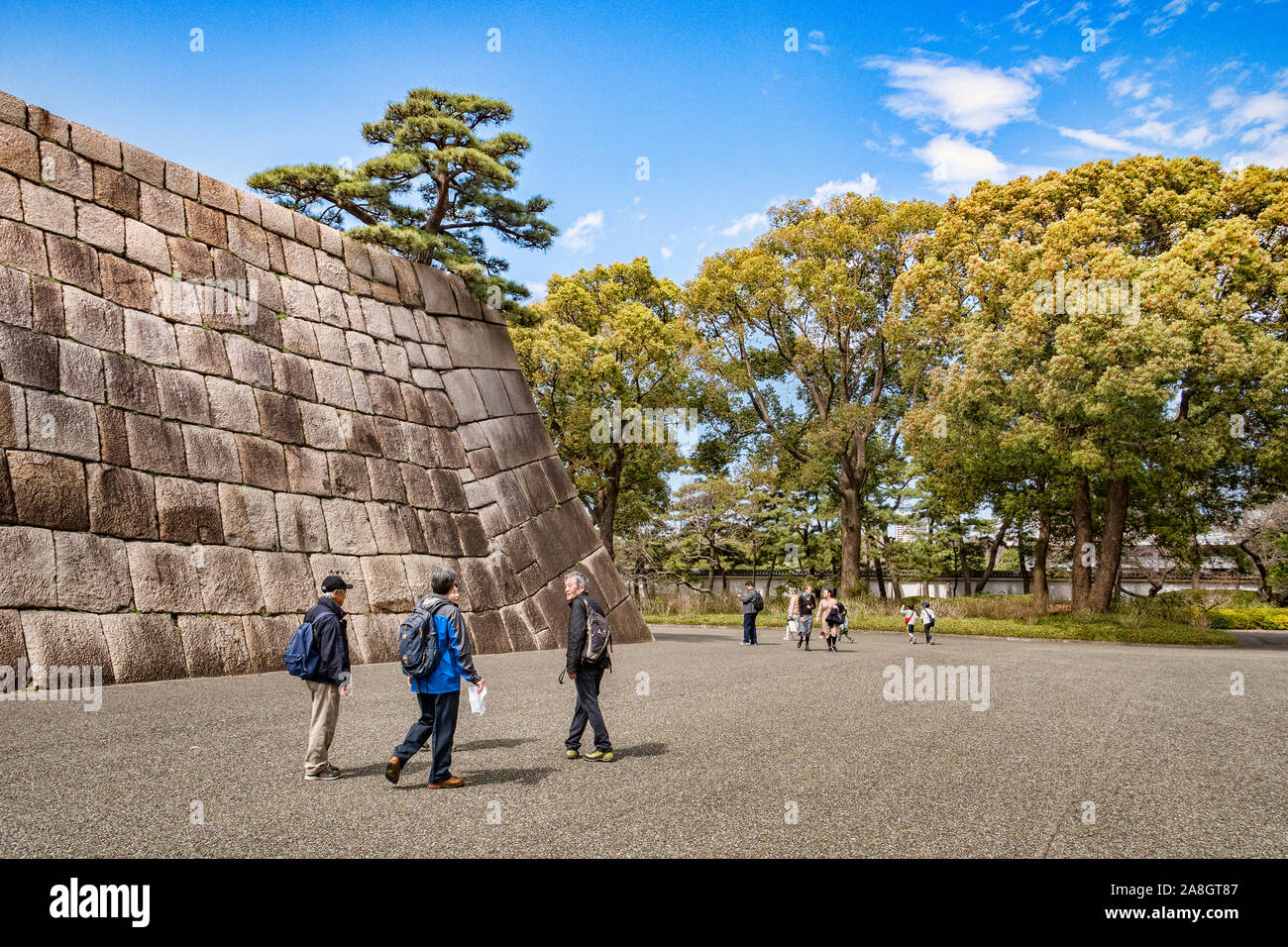 21 mars 2019 - Tokyo, Japon - les visiteurs à l'ancien site du principal donjon de Château d'Edo, qui fait maintenant partie de l'Imperial Palace. Banque D'Images