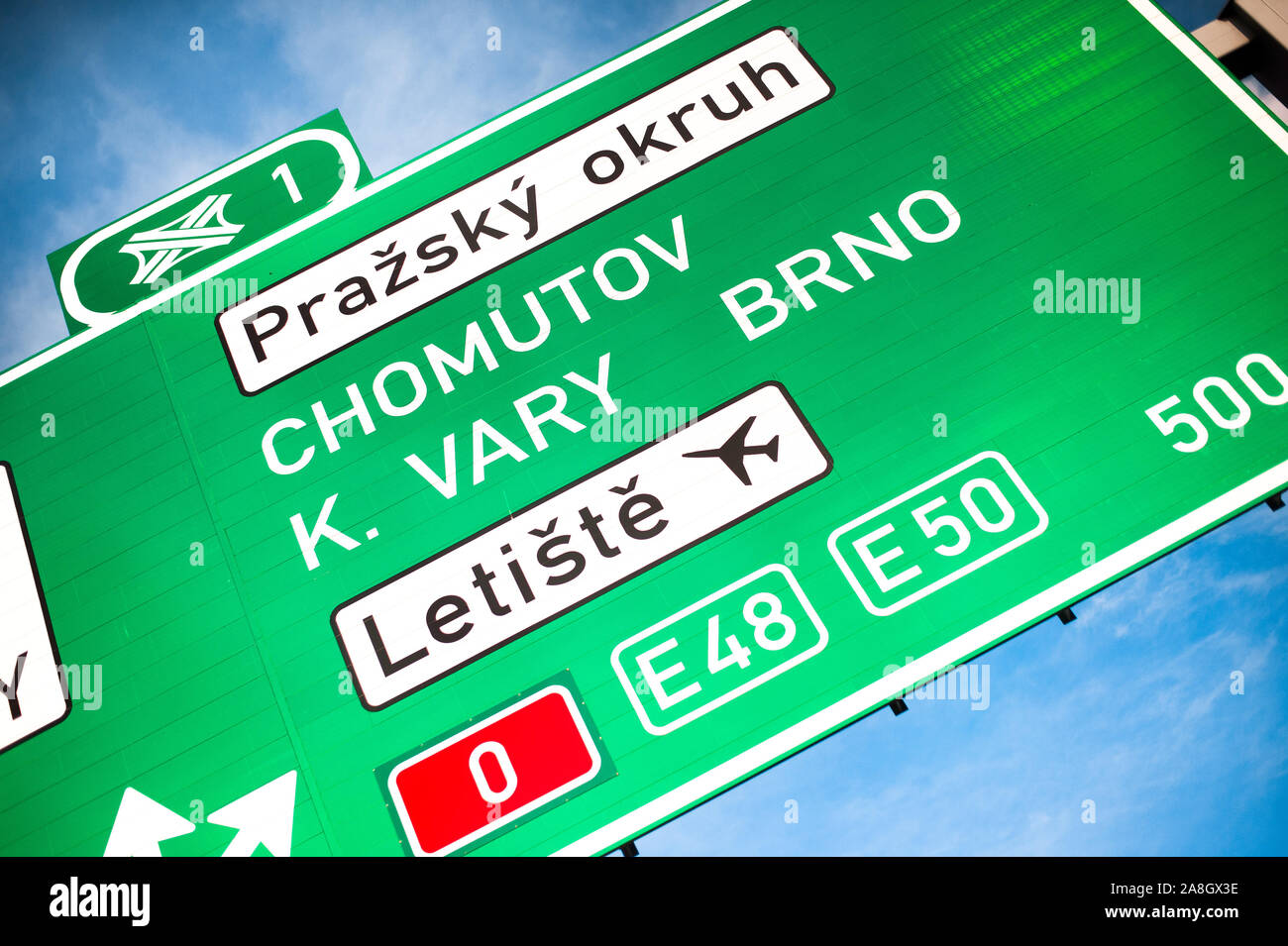 République tchèque, Prague, 2019. Green Road traffic sign de D0 Bague de Prague. Autoroute sortie dans les villes de Brno, Chomutov, Karlovy Vary et Vaclav Havel airpor Banque D'Images