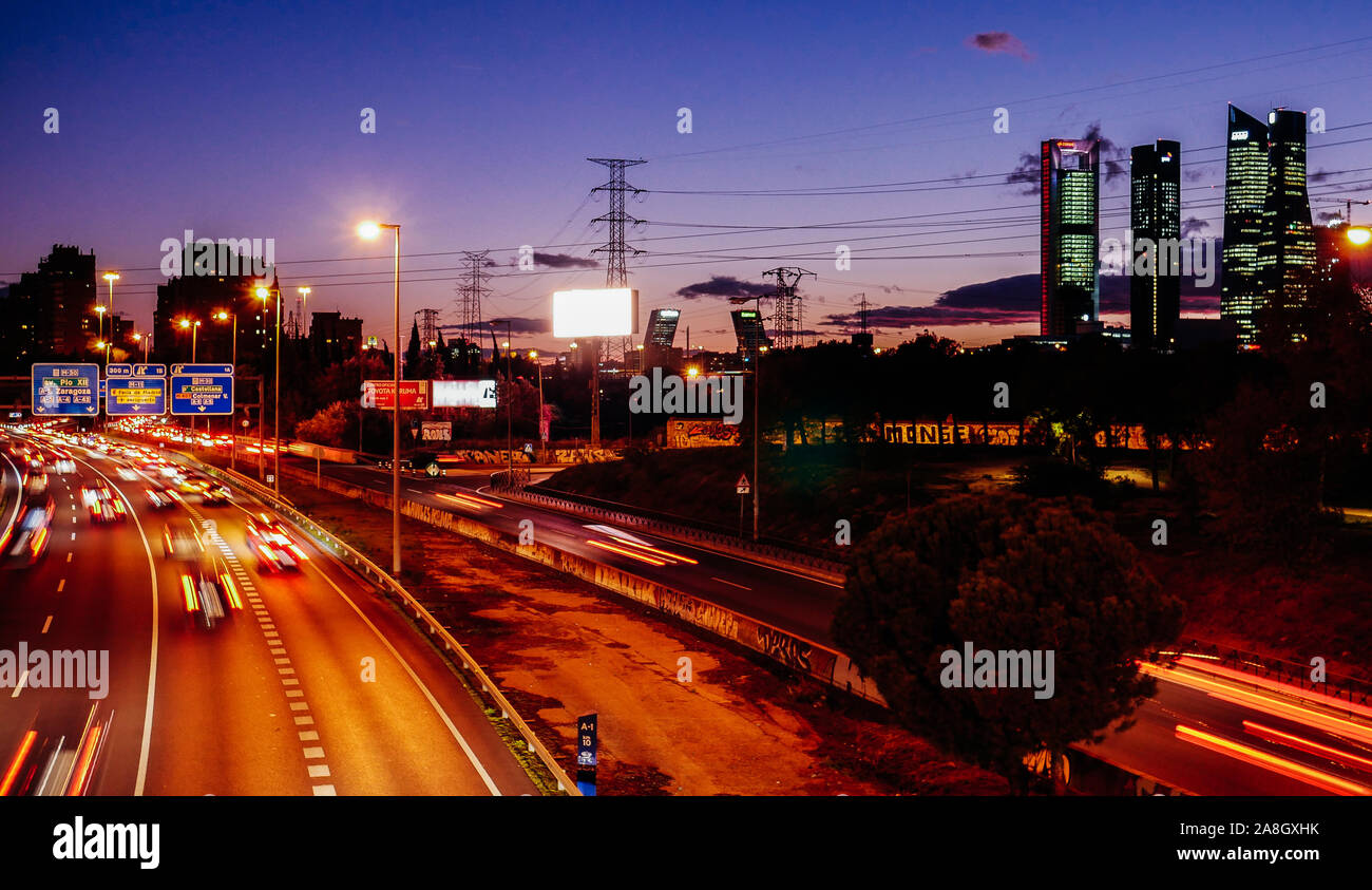 Madrid, Espagne, Nov 8, 2019 : une longue exposition de la route de banlieue sur l'autoroute A1 dans la région de Las Tablas en regardant vers le quartier Cuatro Torres Banque D'Images