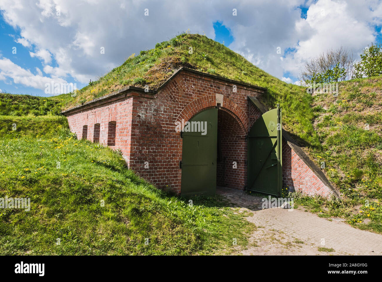 Bunker recouvert de sol et de l'herbe, pirogues faites par des briques et de l'acier caché sous la colline. Banque D'Images