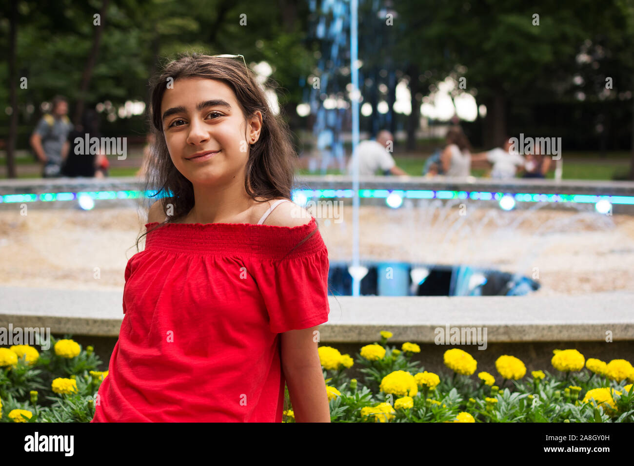 Petite fille prend une photo souvenir devant la fontaine de Burgas, Bulgarie Banque D'Images