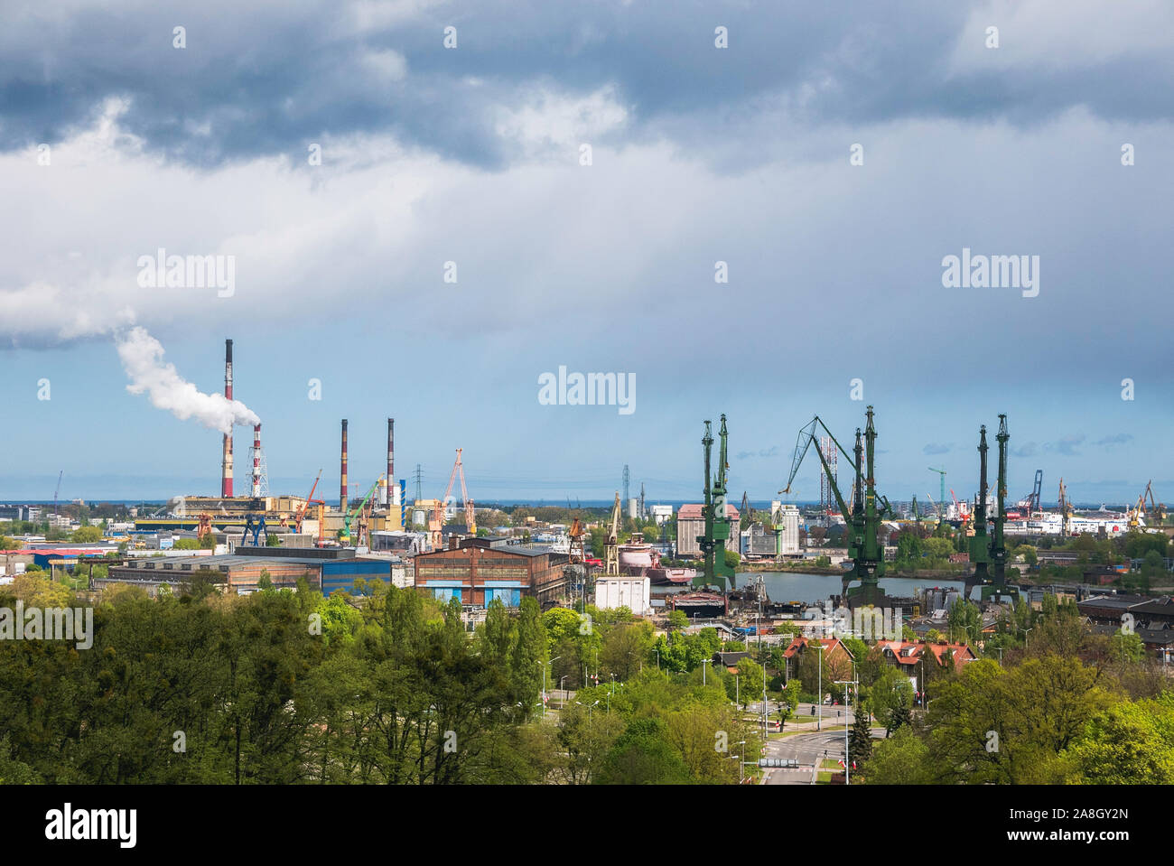 Vue panoramique à partir de Gradowa Gora sur vieux port de Gdansk avec green grues et fumer les cheminées. Banque D'Images