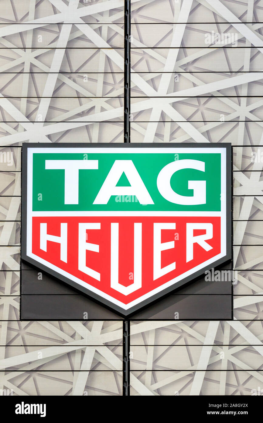 Le Tokyo, Tag Heuer boutique Ginza building, détail. Logo de marque en blanc, vert et rouge sur l'avant de la façade extérieure du magasin. Banque D'Images
