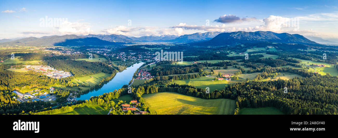 Panorama aérien Bad Toelz, vallée de l'Isar, l'Allemagne, en Bavière. Coucher du soleil tourné en Juin Banque D'Images