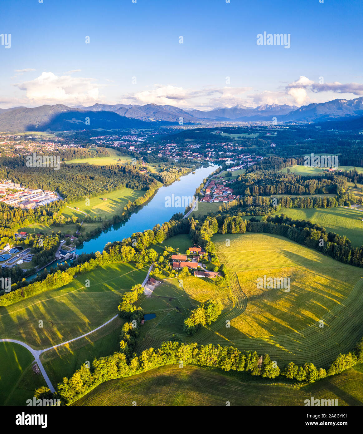 Panorama aérien Bad Toelz, vallée de l'Isar, l'Allemagne, en Bavière. Coucher du soleil tourné en Juin Banque D'Images