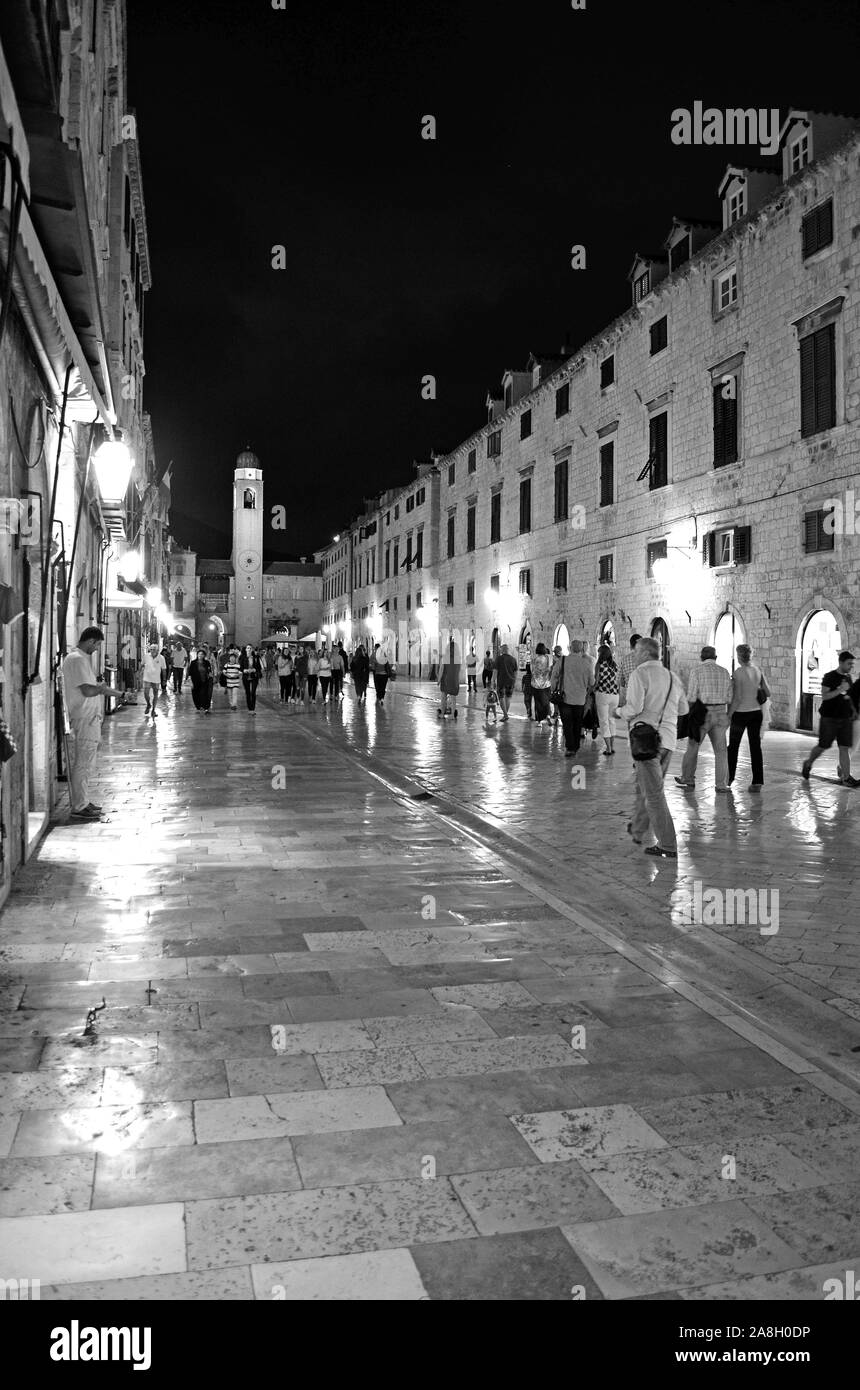 Dubrovnik / Croatie - 10-06-2015 - Noir et blanc photo de la rue principale de nuit avec foule (personnes) dans la vieille ville (Forteresse Impériale) Banque D'Images