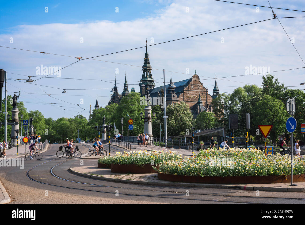Stockholm Djurgarden, vue en été à travers le pont Djurgårdsbron vers la Nordiska Museet (Musée) sur l'île de Djurgården, Stockholm, Suède. Banque D'Images